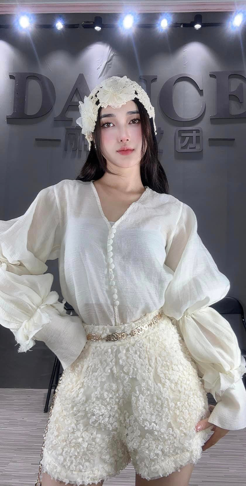 Ở thời điểm hiện tại, nhan sắc của cô nàng vẫn được nhiều người đánh giá cao. Cô thiếu nữ H'Mông đã biết cách ăn diện hơn, tuy nhiên vẫn vô cùng nền nã, nữ tính, không gây phản cảm.