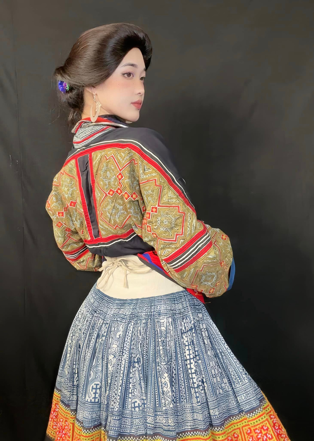 Giàng Thị Váng vẫn rất yêu thích xúng xính những bộ váy được may thêu cầu kì từ chất vải thổ cẩm đặc trưng của những dân tộc thiểu số.