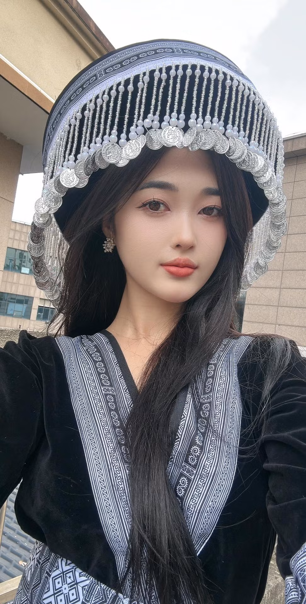 Mỗi bộ trang phục truyền thống với màu sắc và cách trang trí, hoạ tiết đặc sắc khác nhau giúp thiếu nữ miền sơn cước toả sáng.