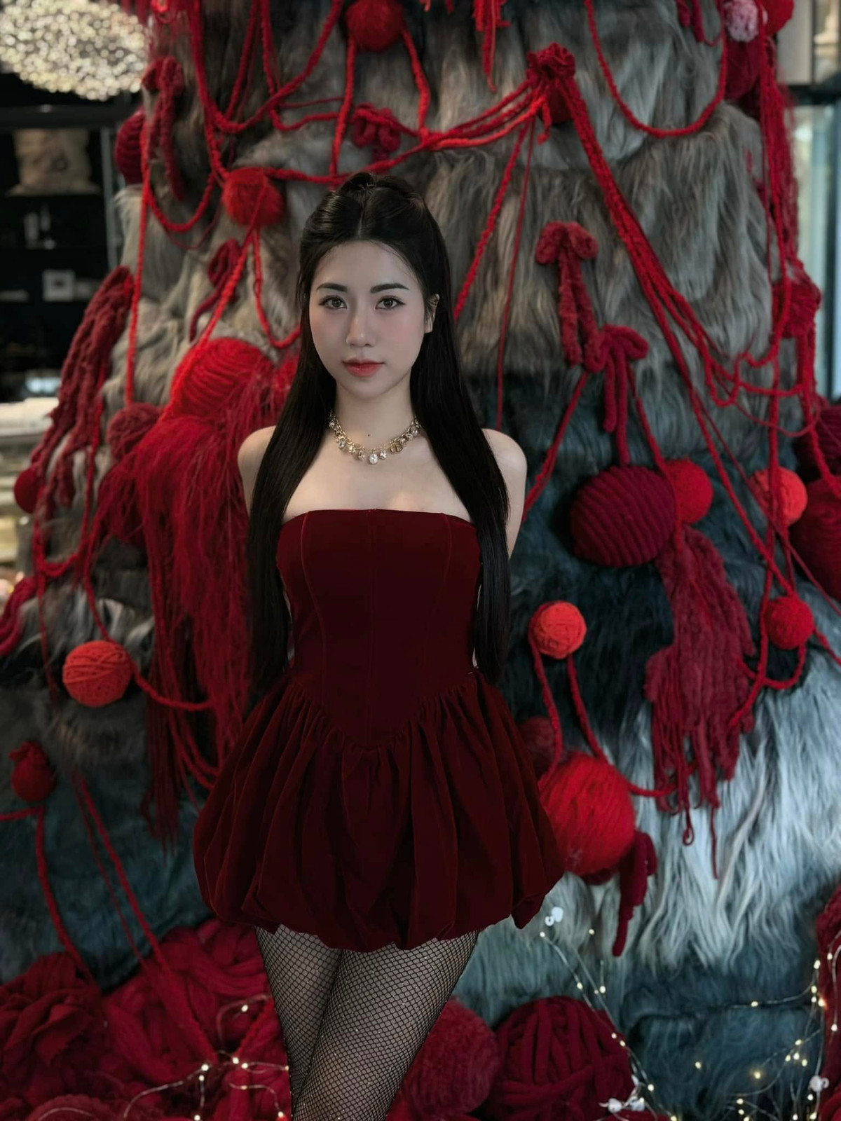 Mặc dù không tham gia showbiz, tuy nhiên Nguyễn Nụ vẫn nhận được sự quan tâm của netizen không chỉ với danh xưng "em gái Văn Toàn", mà còn bởi nhan sắc xinh đẹp của cô nàng.