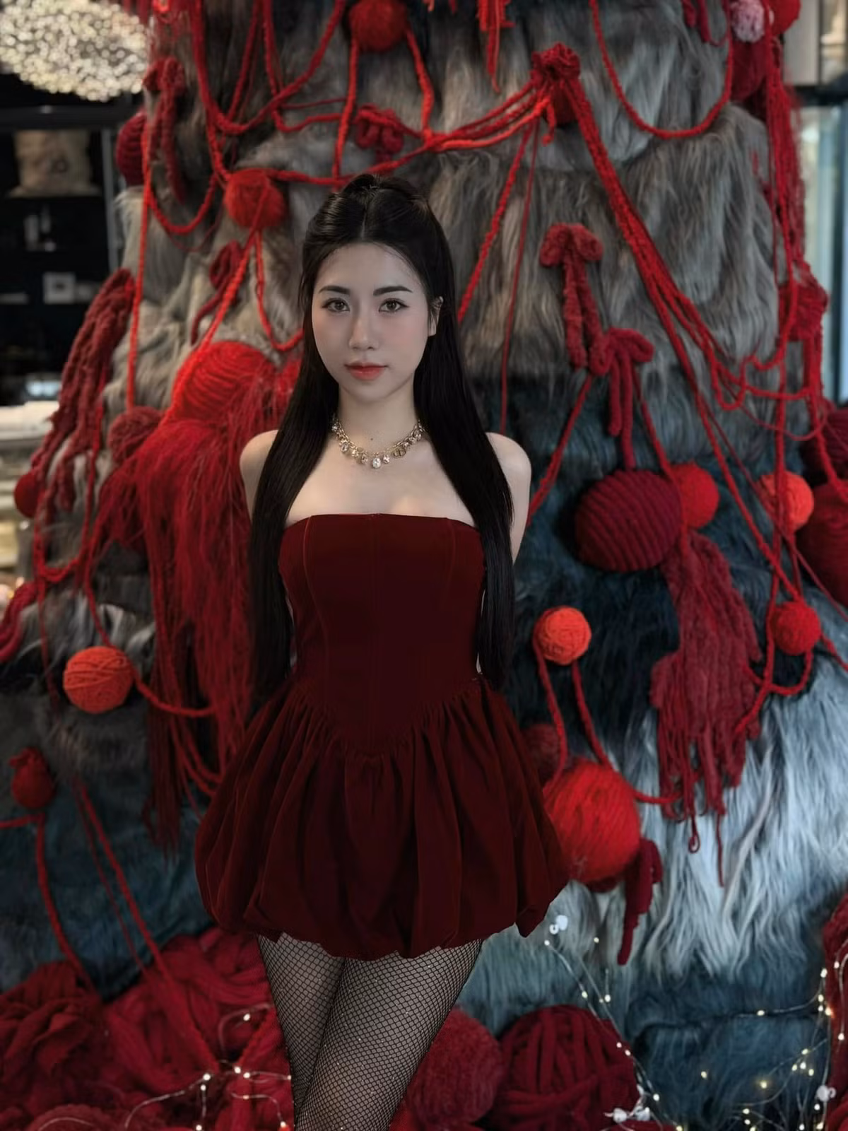 Mặc dù không tham gia showbiz, tuy nhiên Nguyễn Nụ vẫn nhận được sự quan tâm của netizen không chỉ với danh xưng "em gái Văn Toàn", mà còn bởi nhan sắc xinh đẹp của cô nàng.