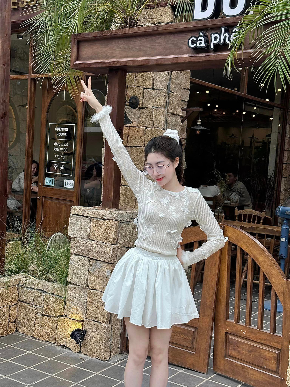 Nguyễn Thị Nụ sinh năm 1997, em gái của Văn Toàn được biết đến từ cách đây nhiều năm khi sở hữu gương mặt khả ái, hài hòa.