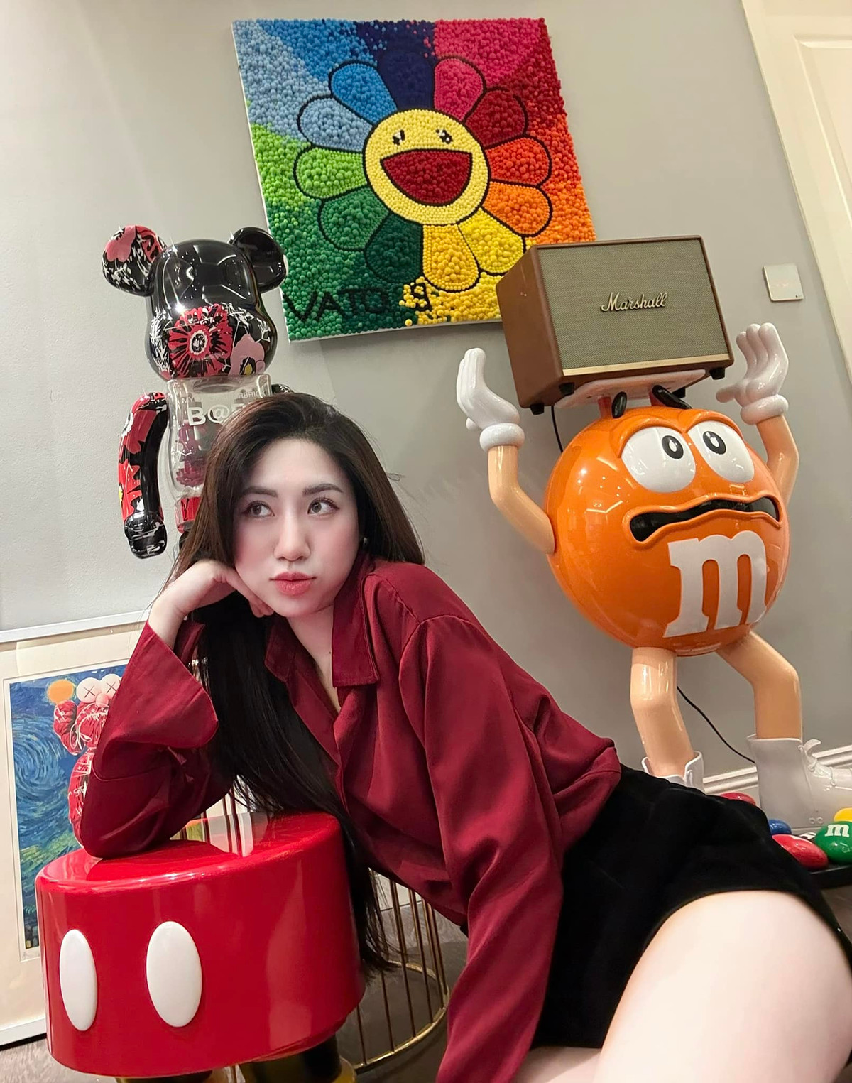 Cách đây 1 năm, khi Văn Toàn trở về nước tập trung ĐT Việt Nam chuẩn bị cho 2 trận giao hữu hữu gặp Hong Kong (TQ) và Syria, trên các diễn đàn bóng đá lan truyền hình ảnh một cô gái xinh xắn mang hoa ra tặng, đứng chụp ảnh cùng tiền đạo người Hải Dương. Cô gái này không ai khác cũng chính là em gái ruột Nguyễn Thị Nụ của nam tiền đạo.