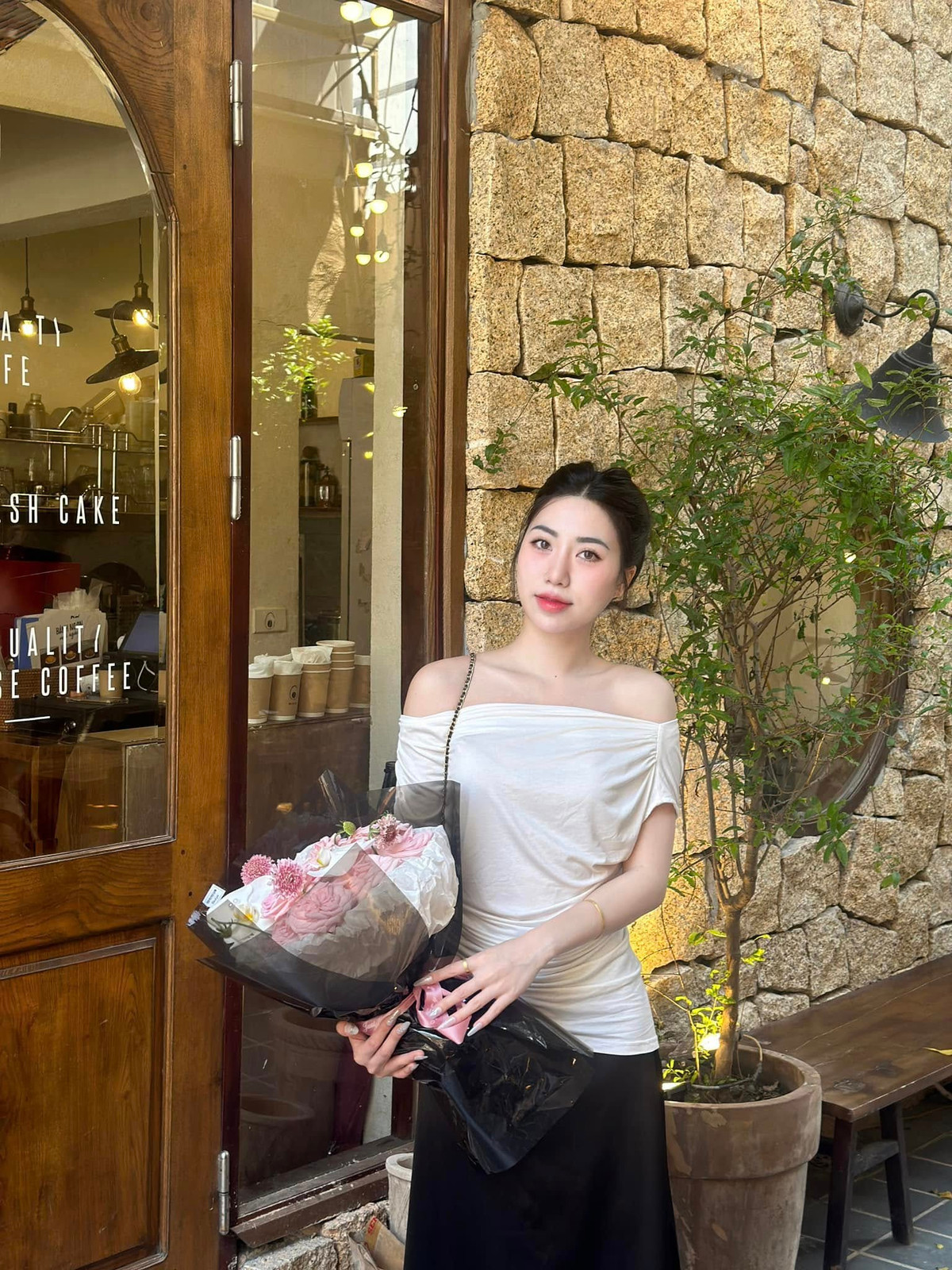 Thời điểm mới được biết đến, Nguyễn Nụ sở hữu vẻ ngoài giản dị, có phần... ngố tàu. Tuy nhiên, nhan sắc hiện tại của cô nàng khiến nhiều người bất ngờ. Cô nàng sở hữu phong cách ăn mặc, nhan sắc không thua kém hot girl nào.