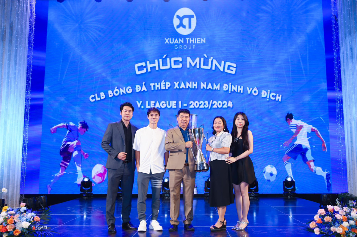 Em gái Văn Toàn cũng xuất hiện cũng gia đình trong những sự kiện quan trọng đồng hành cùng anh trai. (Ảnh: FBNV)