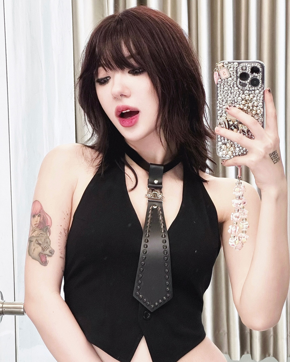 Cô nàng theo đuổi sự nghiệp ca hát và có hàng loạt ca khúc được nhiều người biết đến.