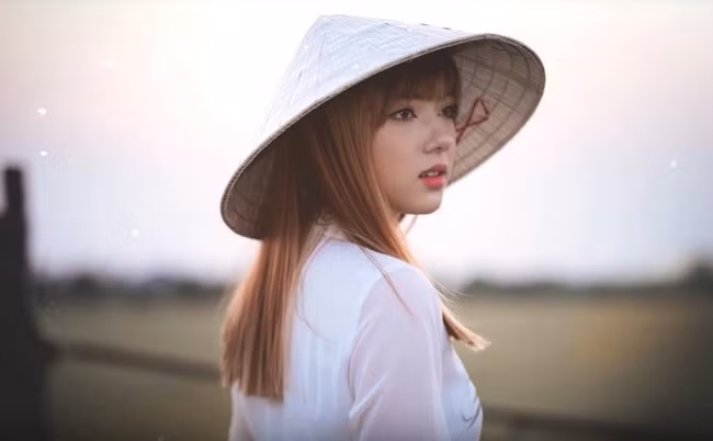 Ngắm nhìn 2 cô gái Thái thướt tha trong tà áo dài, nhiều người tin rằng, áo dài Việt chính là trang phục khiến mọi cô gái trở nên xinh đẹp, nữ tính hơn bội phần.