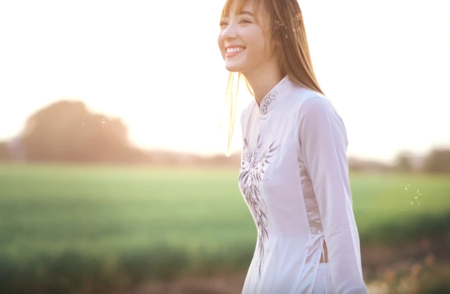 Cô nàng là chủ nhân của loạt clip cover nhiều thứ tiếng, trong đó ca khúc "Bèo dạt mây trôi" do Jannine hát bằng tiếng Việt, được đông đảo giới trẻ Việt đón nhận và yêu thích.