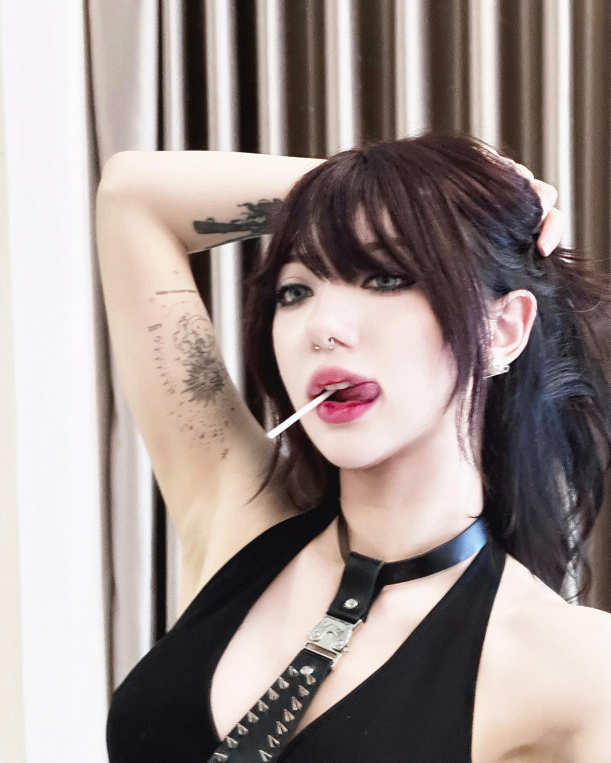 Hiện tại, "bông hồng lai" tài năng của xứ chùa Vàng sở hữu hơn 3,7 triệu lượt người hâm mộ trên Facebook.