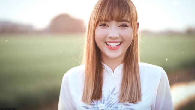 Để "lấy lòng" fan Việt, cô nàng từng thực hiện bộ ảnh mặc áo dài, đội nón lá Việt Nam giữa khung cảnh đồng lúa quen thuộc.