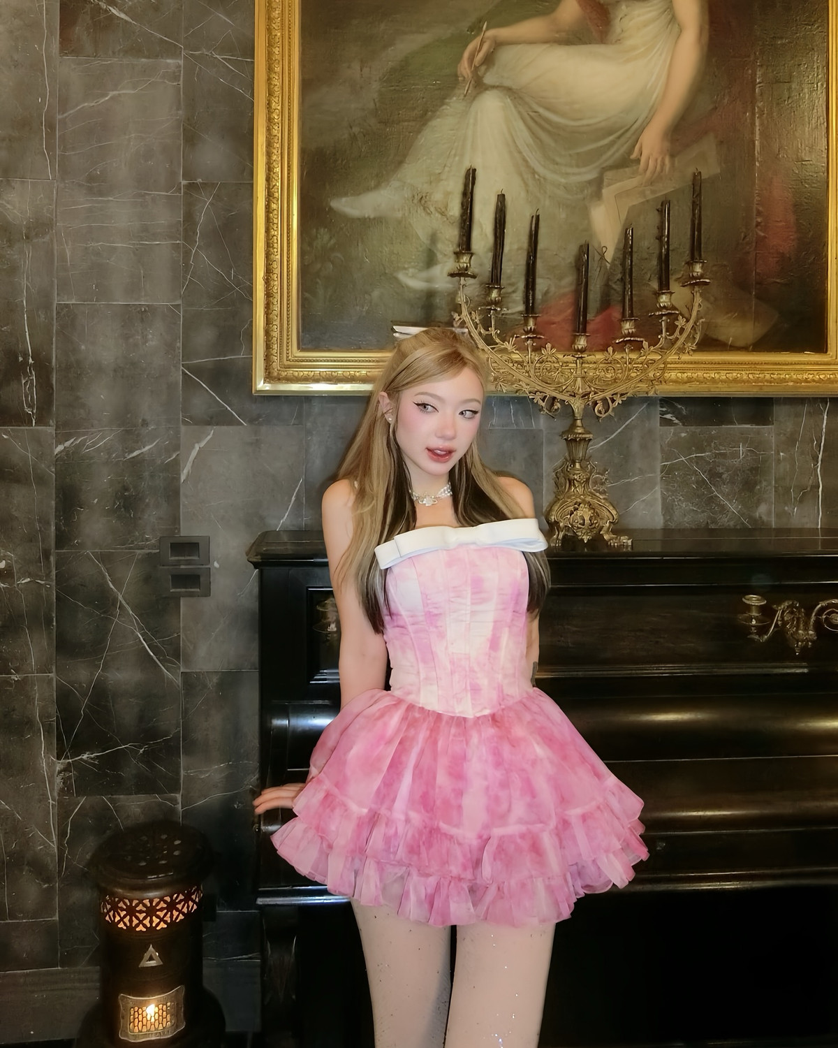 Sở hữu gương mặt sắc sảo, cô nàng thường lựa chọn lối trang điểm khá đậm, nhấn nhá vào đôi mắt.