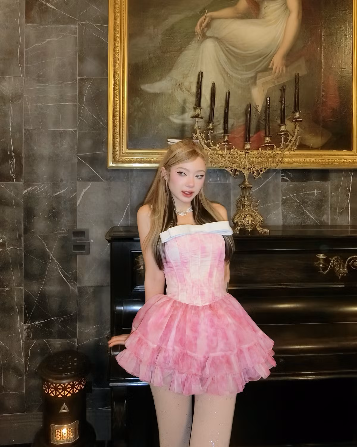 Sở hữu gương mặt sắc sảo, cô nàng thường lựa chọn lối trang điểm khá đậm, nhấn nhá vào đôi mắt.