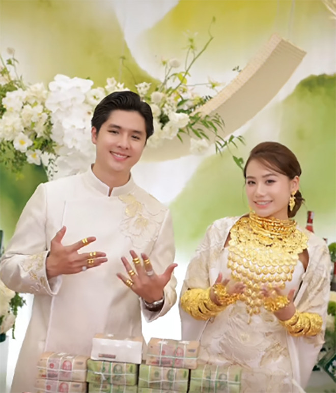 Theo đó của hồi môn của cô dâu được mẹ trao gồm có hơn 1000 cây vàng, 9.9 tỷ tiền mặt cùng nhiều trang sức quý giá khác.