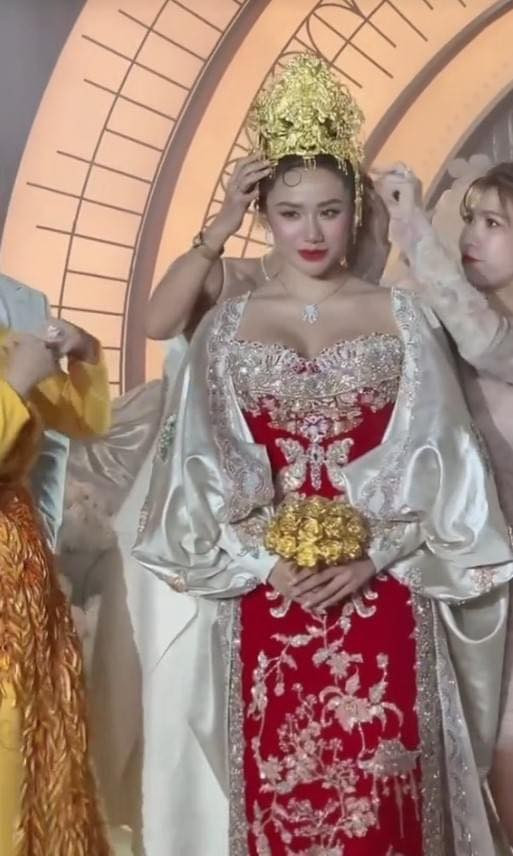 Nữ chính của màn trao vương miện hoành tráng này là cô dâu đến từ Đồng Tháp - Minh Thư.