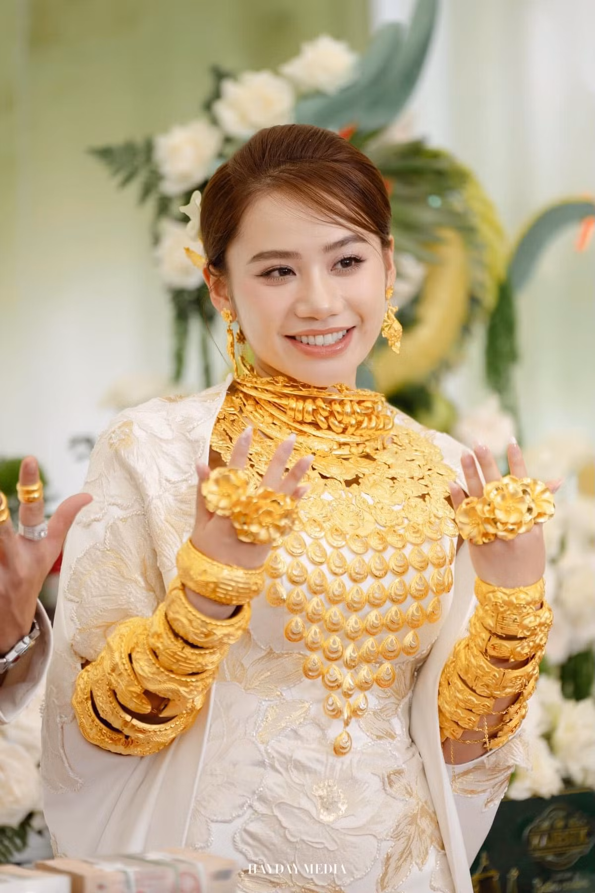 Cách đây ít lâu, mạng xã hội chia sẻ hình ảnh cùng đoạn clip ghi lại một đám hỏi của Minh Thư và Hoàn Hảo. Từ những hình ảnh được đăng tải có thể thấy, cô dâu đeo "ngập vàng", kín cổ, tai và tay khiến ai xem cũng trầm trồ, ngưỡng mộ.