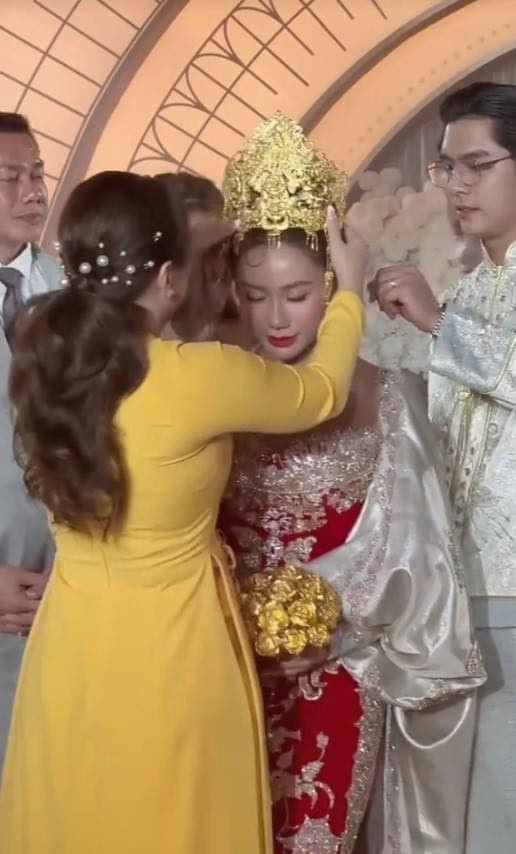 Màn trao vương miện này ngay lập tức nhận về sự chú ý của netizen. Chỉ sau một thời gian ngắn đăng tải, đoạn video lập tức thu hút hàng triệu lượt xem cũng hàng nghìn bình luận.