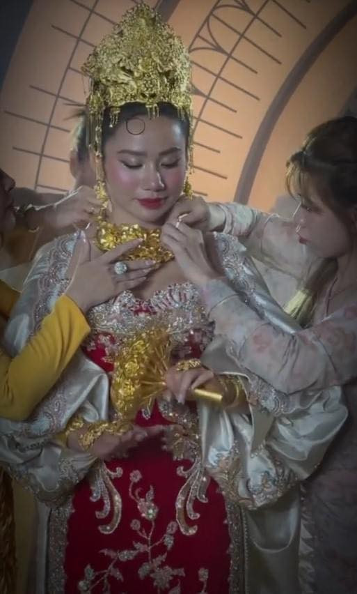 Dù không rõ chính xác giá trị của chiếc vương miệng vàng, tuy nhiên nhìn vào mức độ "đồ sộ" của chiếc vương miện này cũng đủ hiểu bố mẹ cô dâu yêu thương con gái đến mức nào.