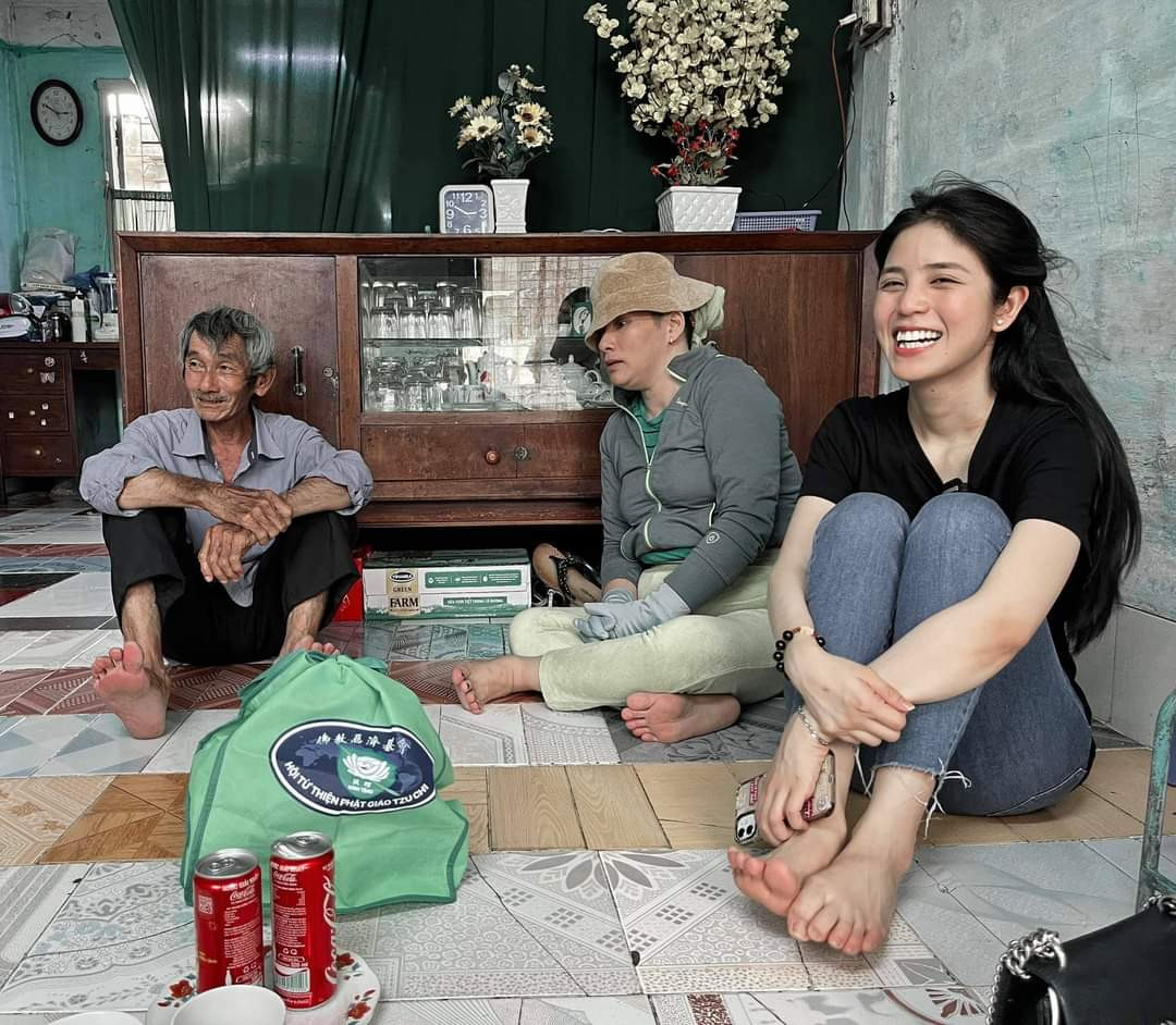 Trên trang cá nhân của mình, Trúc Phương thường xuyên chia sẻ khoảnh khắc đi giúp đỡ các hoàn cảnh khó khăn và kêu gọi từ thiện. (Ảnh: Facebook)