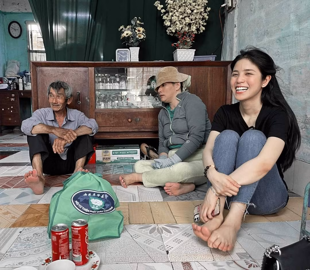 Trên trang cá nhân của mình, Trúc Phương thường xuyên chia sẻ khoảnh khắc đi giúp đỡ các hoàn cảnh khó khăn và kêu gọi từ thiện. (Ảnh: Facebook)