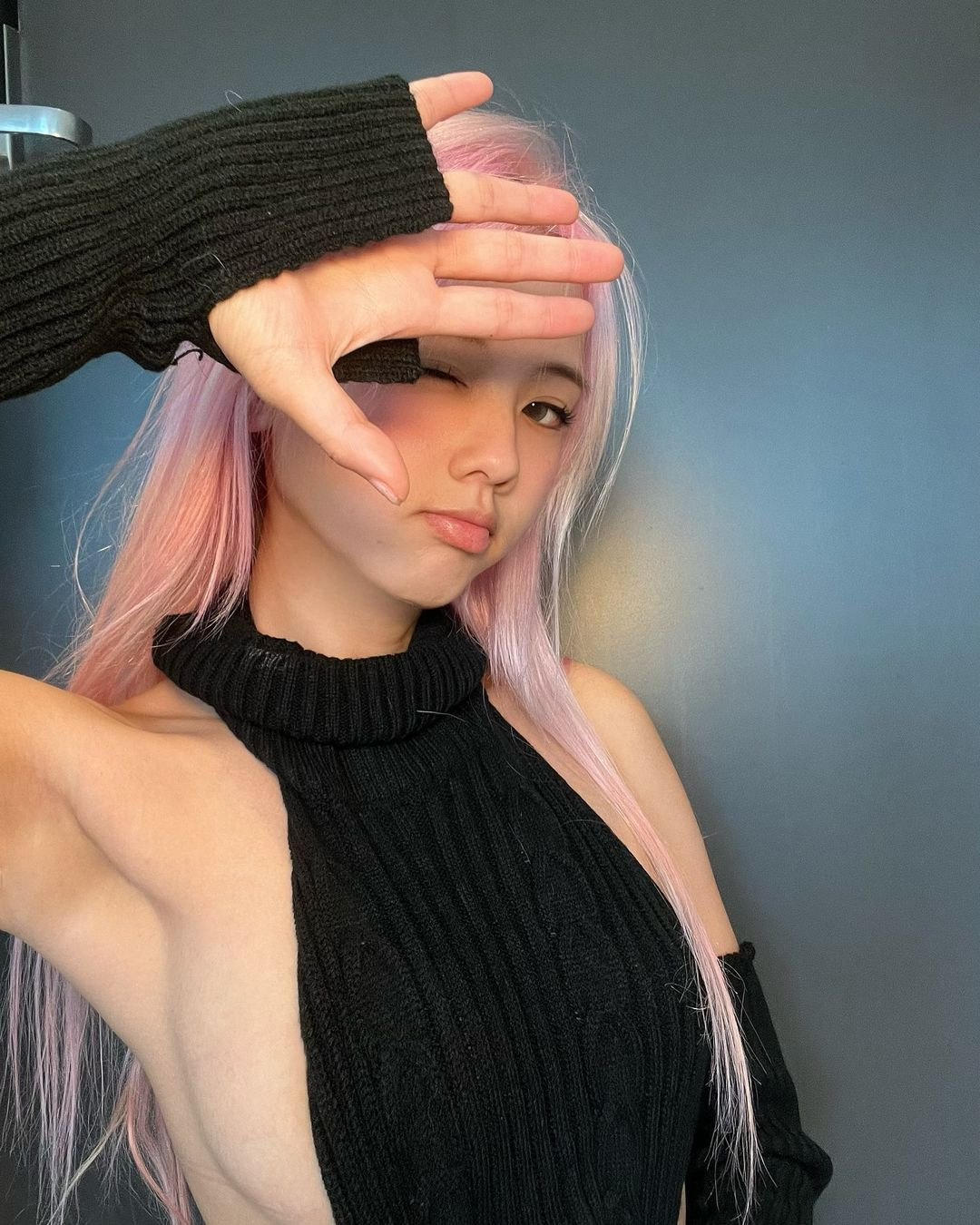 Ngoài làm streamer, cô nàng còn là một người mẫu của Lafirst Model và thường xuyên chụp những bộ ảnh khoe vẻ quyến rũ, hiện đại.