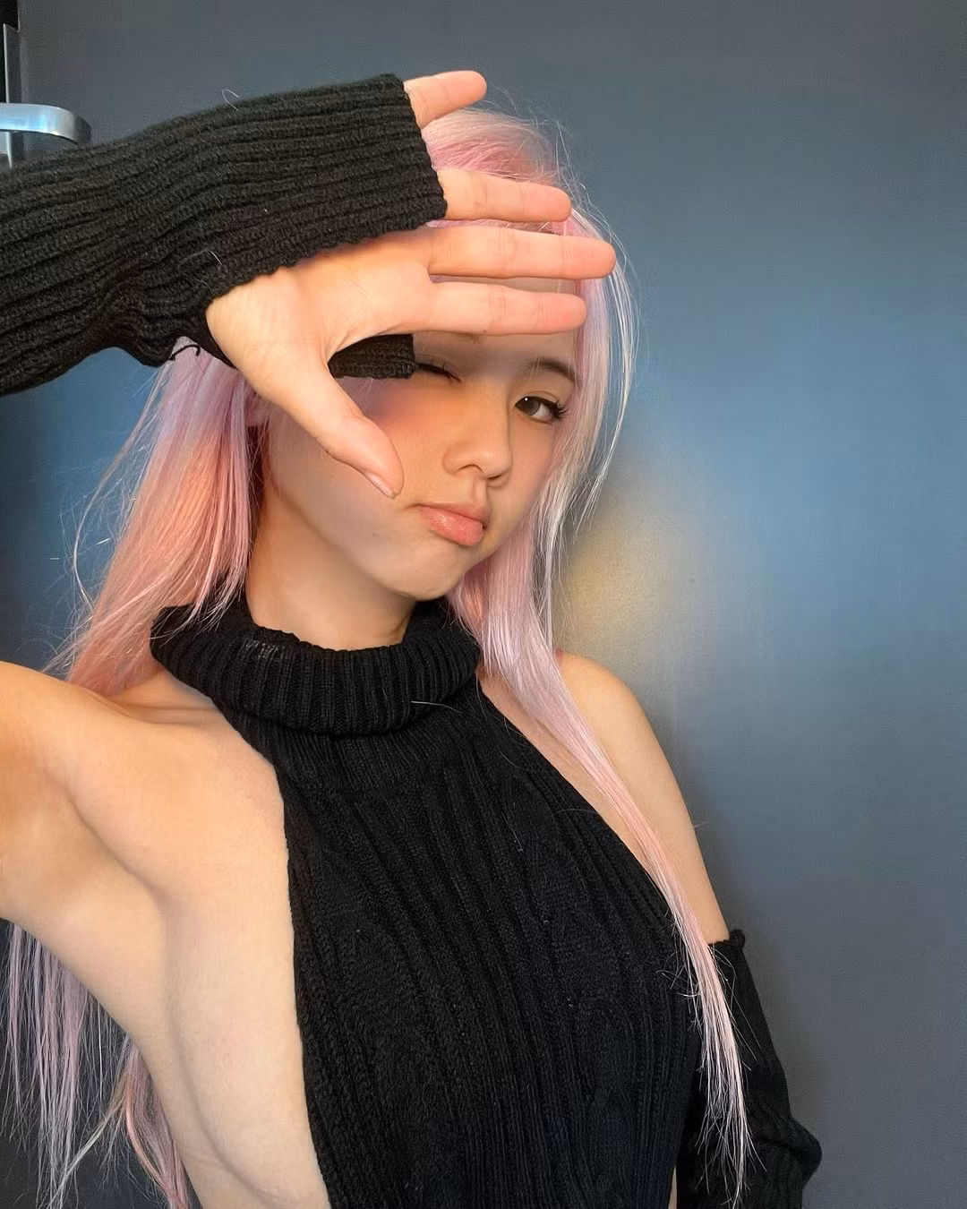 Ngoài làm streamer, cô nàng còn là một người mẫu của Lafirst Model và thường xuyên chụp những bộ ảnh khoe vẻ quyến rũ, hiện đại.