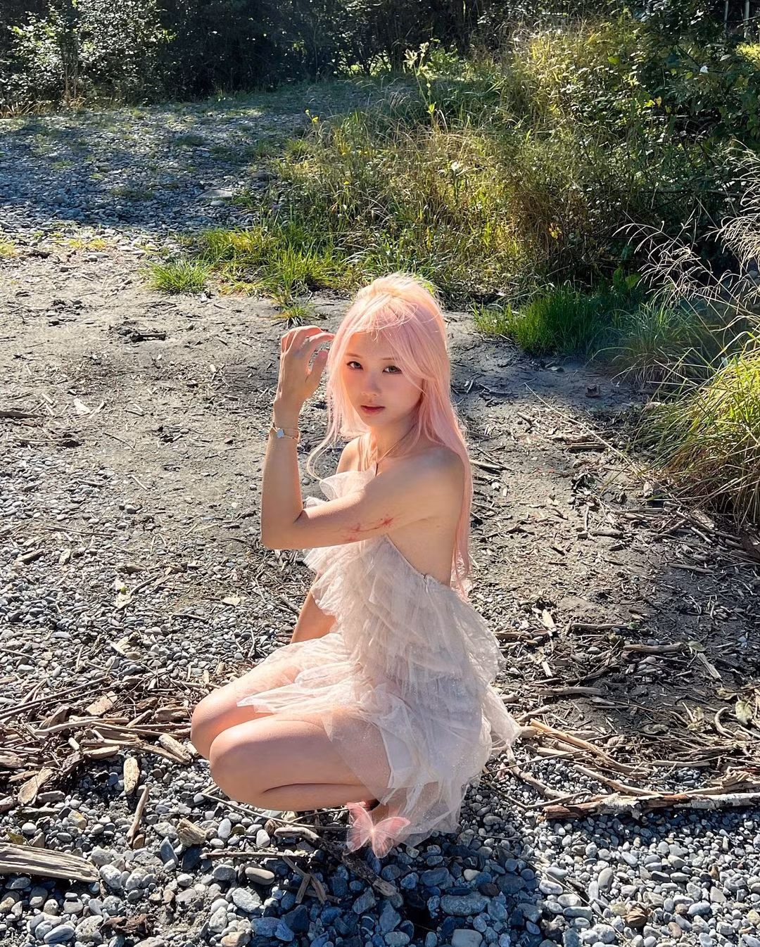 Vyvan Le tên thật là Lê Vỹ Vân sinh năm 1995, mang 2 dòng máu Việt – Trung. Cô hiện đang sống và làm việc tại Hà Lan.