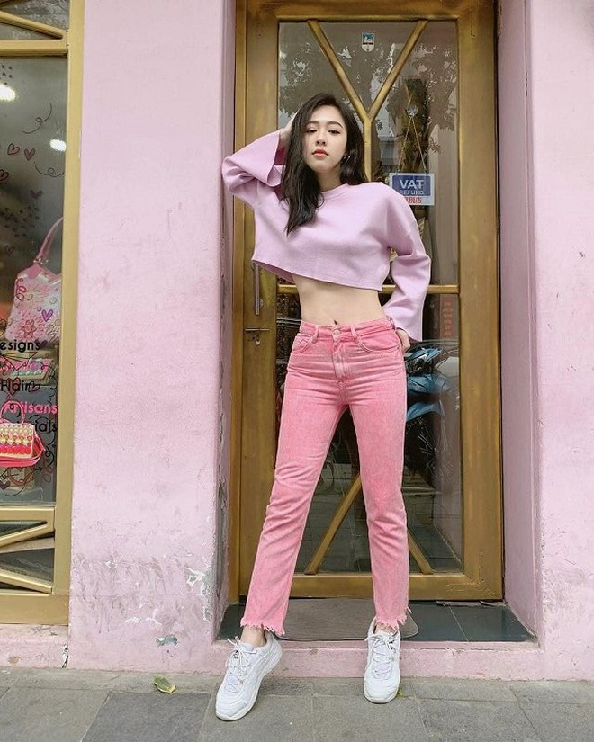 Dù đã sinh nở, cô nàng vẫn sở hữu thân hình thon gọn với vòng eo vạn người mê.