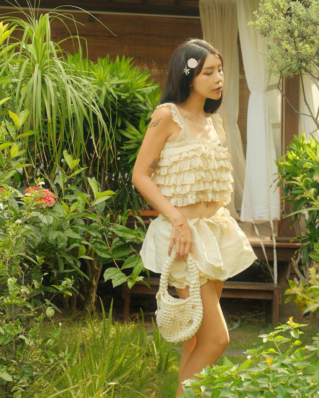 Trước khi có sự nghiệp như hiện tại, Hạt Mít từng theo học khoa truyền hình, ĐH Tổng hợp Nghệ thuật Hàn Quốc. Cô nàng cũng nổi tiếng trong giới trẻ với danh xưng "hot girl nghiện thẩm mỹ". Cô thừa nhận đã trải qua không dưới 10 lần dao kéo, phẫu thuật toàn bộ gương mặt.