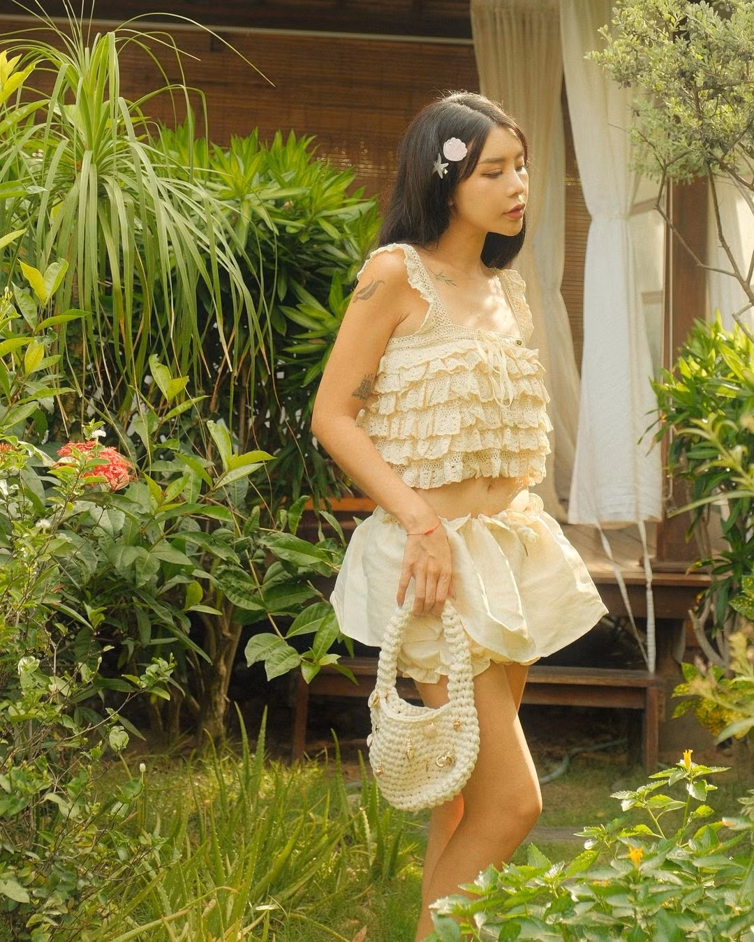 Trước khi có sự nghiệp như hiện tại, Hạt Mít từng theo học khoa truyền hình, ĐH Tổng hợp Nghệ thuật Hàn Quốc. Cô nàng cũng nổi tiếng trong giới trẻ với danh xưng "hot girl nghiện thẩm mỹ". Cô thừa nhận đã trải qua không dưới 10 lần dao kéo, phẫu thuật toàn bộ gương mặt.