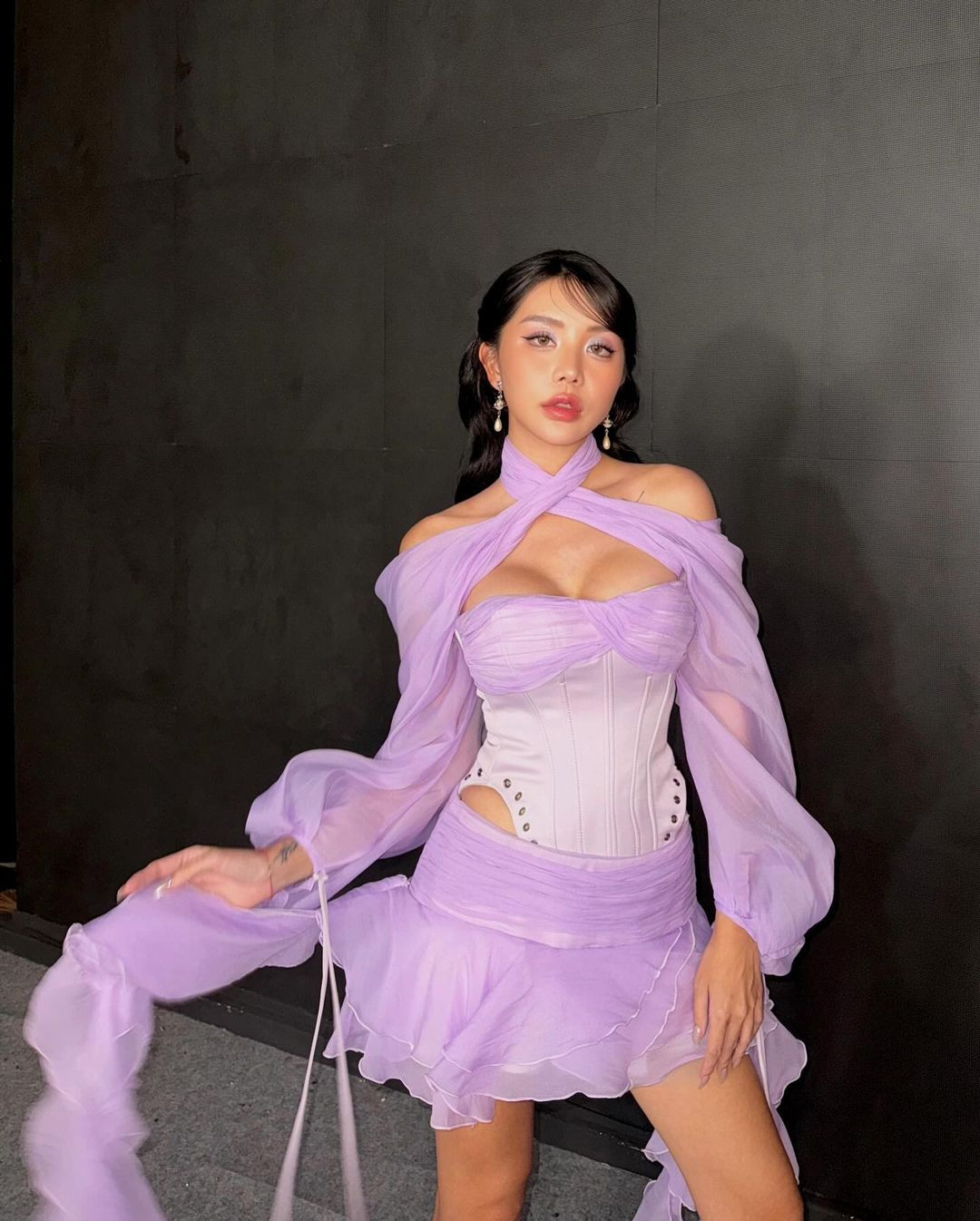 Dù không chia sẻ quá nhiều thông tin liên quan đến chồng nhưng dựa vào loạt ảnh trên trang cá nhân, dân mạng nhận xét nửa kia của hot girl sở hữu ngoại hình điển trai, phong cách "cool ngầu". (Ảnh: IGNV)