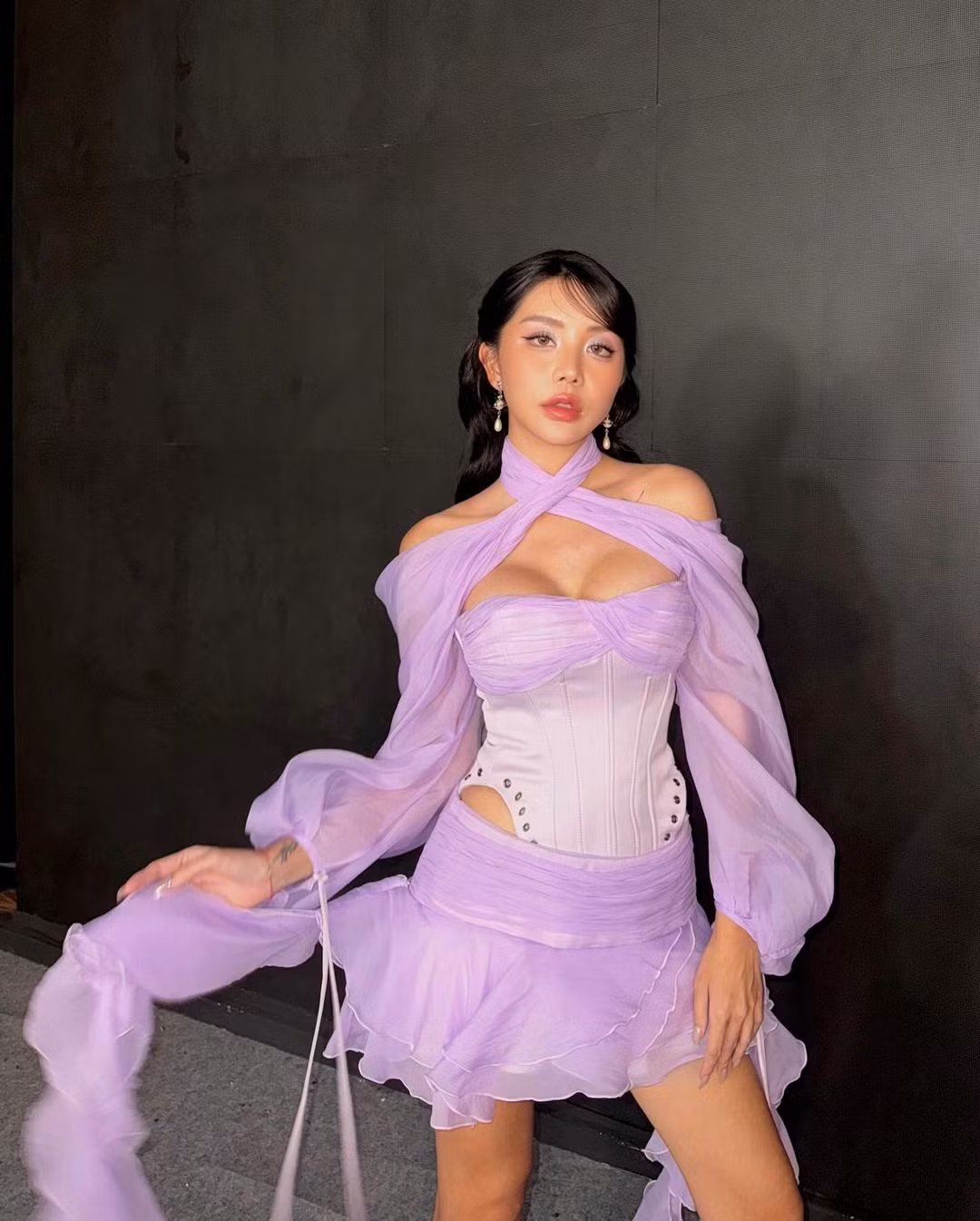 Dù không chia sẻ quá nhiều thông tin liên quan đến chồng nhưng dựa vào loạt ảnh trên trang cá nhân, dân mạng nhận xét nửa kia của hot girl sở hữu ngoại hình điển trai, phong cách "cool ngầu". (Ảnh: IGNV)