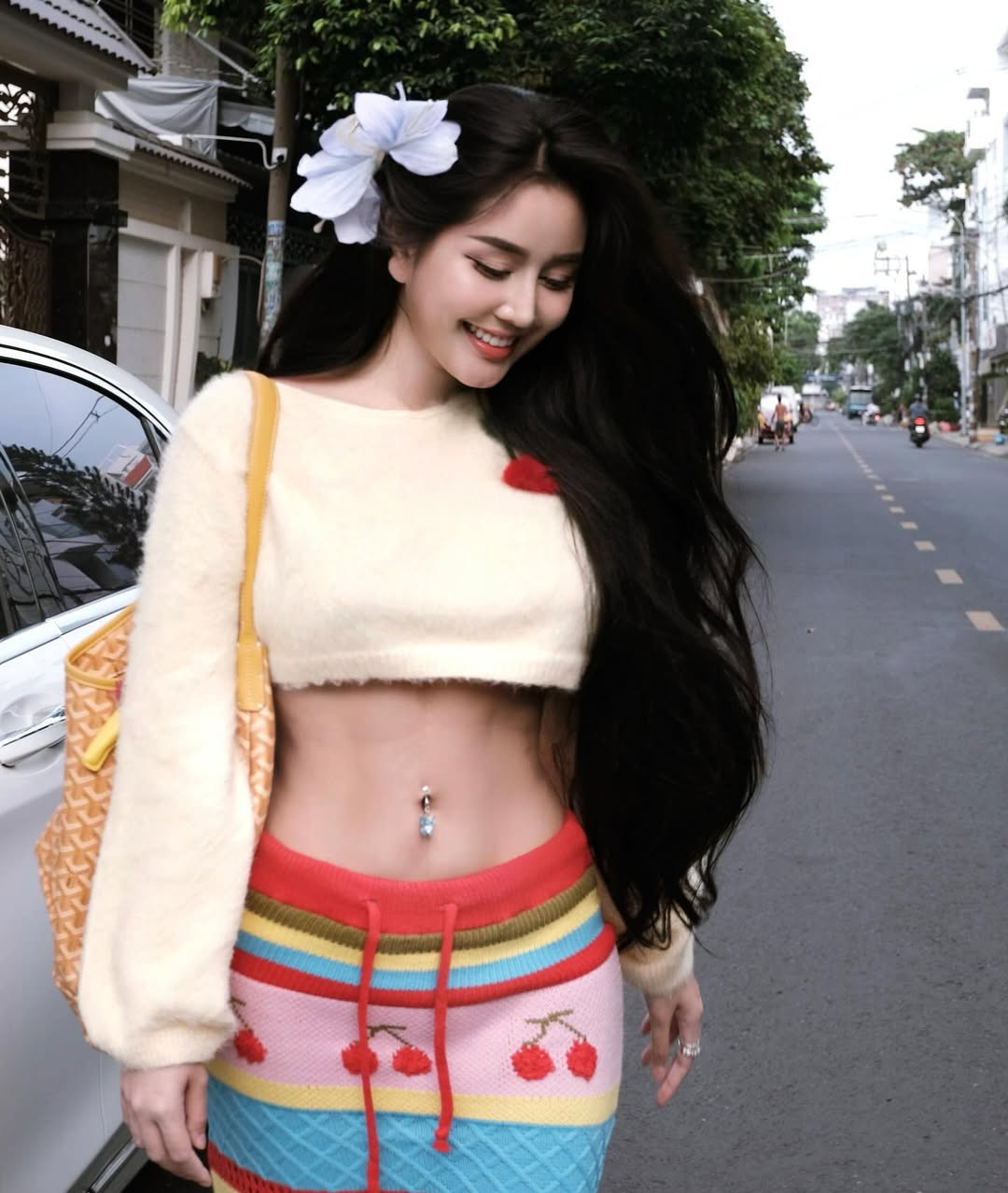 Sở hữu hình thể nóng bỏng cùng số đo lý tưởng: 92-55-95 (cm), cô nàng thường xuyên diện những thiết kế khoe trọn đường cong mỹ miều.