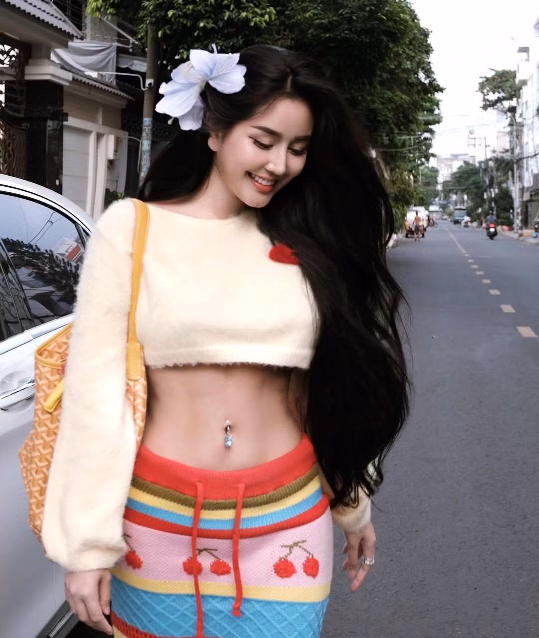 Sở hữu hình thể nóng bỏng cùng số đo lý tưởng: 92-55-95 (cm), cô nàng thường xuyên diện những thiết kế khoe trọn đường cong mỹ miều.