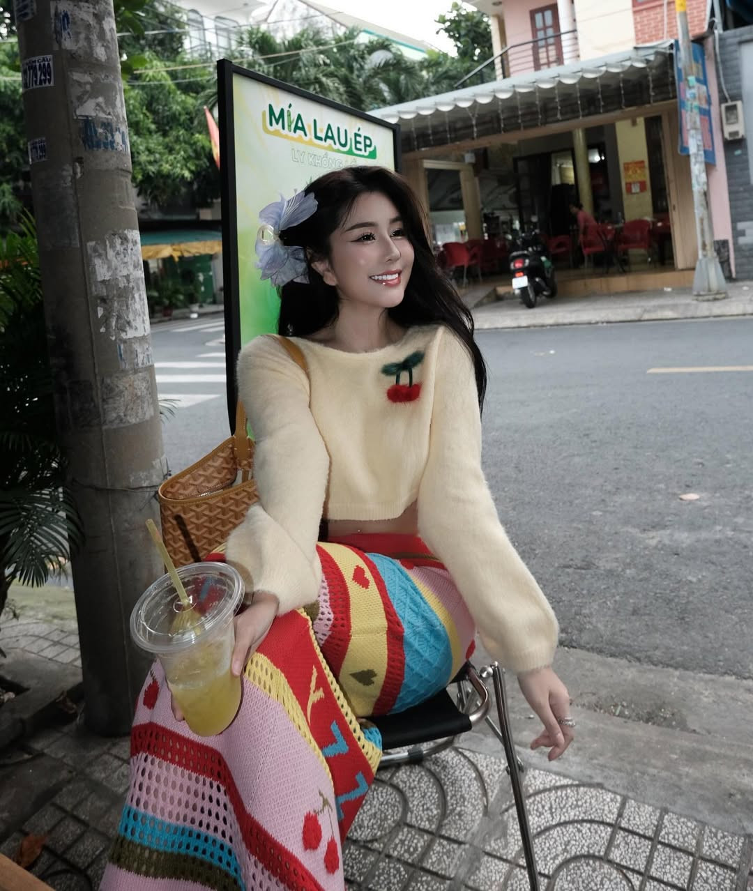 Trong loạt ảnh mới, Ngọc Trân diện set đồ len với áo croptop cùng chân váy dài ôm sát, khoe vòng eo nhỏ xíu với cơ bụng cực phẩm.