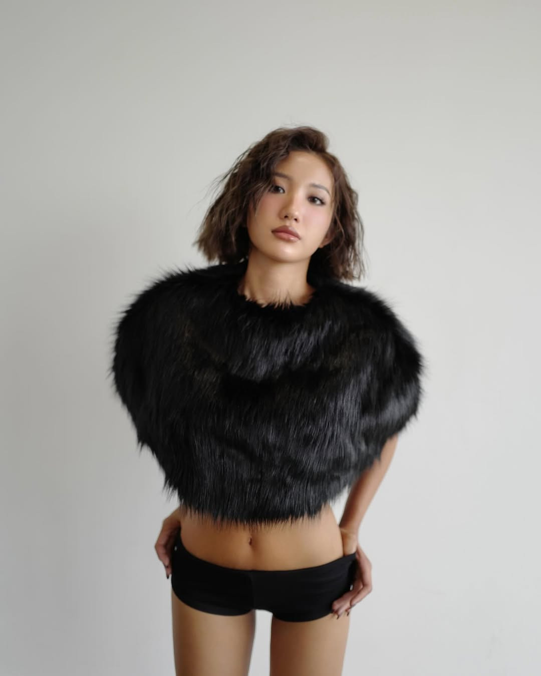 Phong cách trên đông dưới hè gợi cảm giúp cô nàng tôn lên vòng eo ấn tượng. Kết hợp cùng màu da khỏe khoắn và lối make-up tone thiên Tây càng làm nữ hot girl thêm phần "slay".