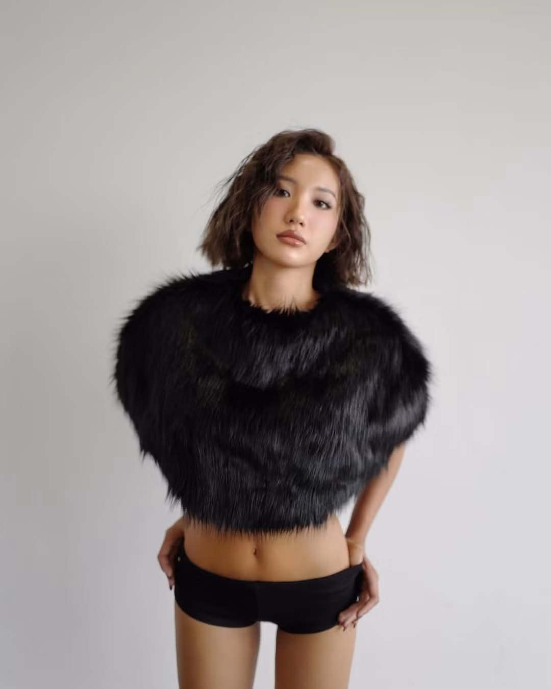 Phong cách trên đông dưới hè gợi cảm giúp cô nàng tôn lên vòng eo ấn tượng. Kết hợp cùng màu da khỏe khoắn và lối make-up tone thiên Tây càng làm nữ hot girl thêm phần "slay".