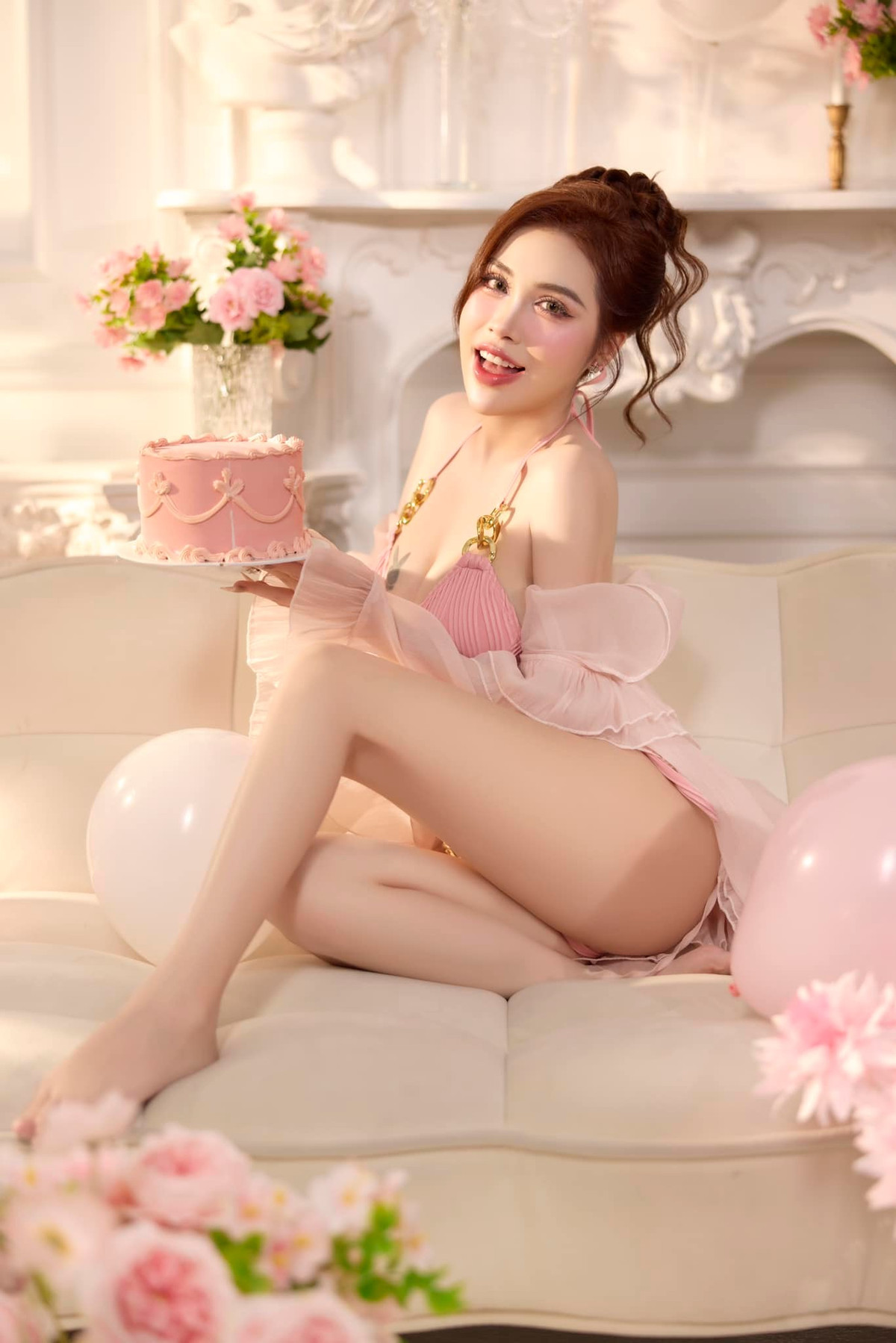 Pinky Bảo Trân sở hữu gương mặt đẹp, thân hình gợi cảm với vòng 1 "khủng".