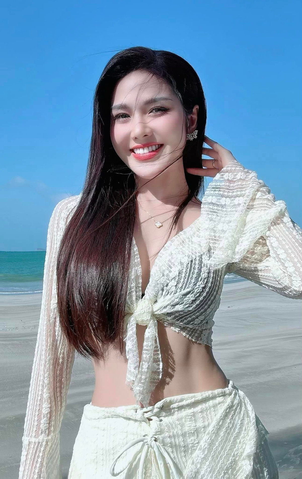 Ny Saki sở hữu gương mặt đẹp, thân hình nóng bỏng cùng số đo ba vòng hoàn hảo nên cô thường xuyên chọn những thiết kế gợi cảm.