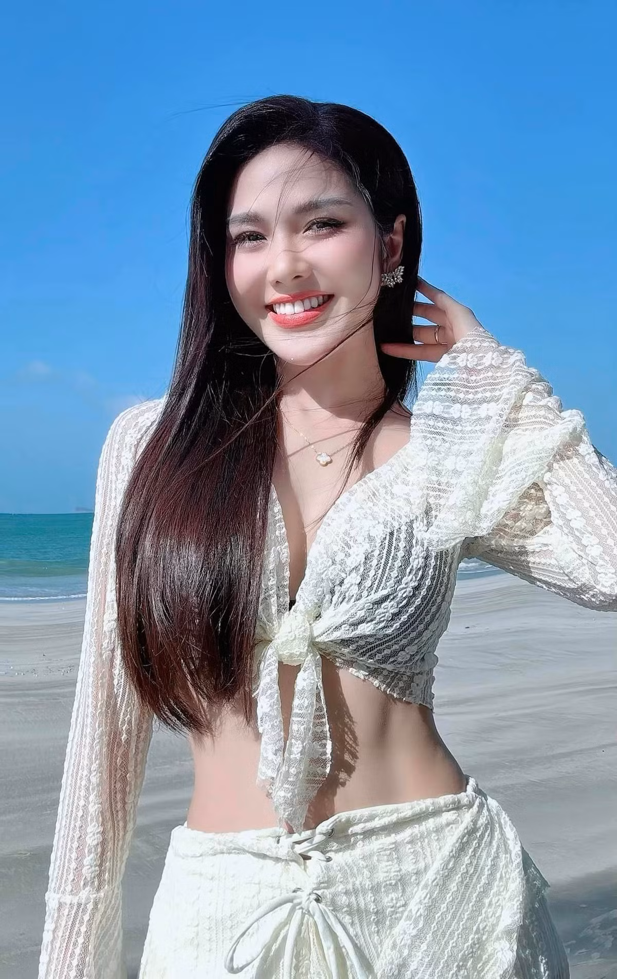 Ny Saki sở hữu gương mặt đẹp, thân hình nóng bỏng cùng số đo ba vòng hoàn hảo nên cô thường xuyên chọn những thiết kế gợi cảm.