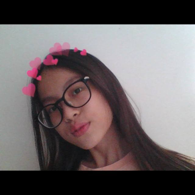 Có thể thấy, gương mặt của cô nàng ngày bé so với hiện tại có nhiều nét giống nhau, tuy nhiên ngũ quan không được sắc sảo như hiện tại. Thay vào đó, trông rất ngô nghê, đáng yêu.