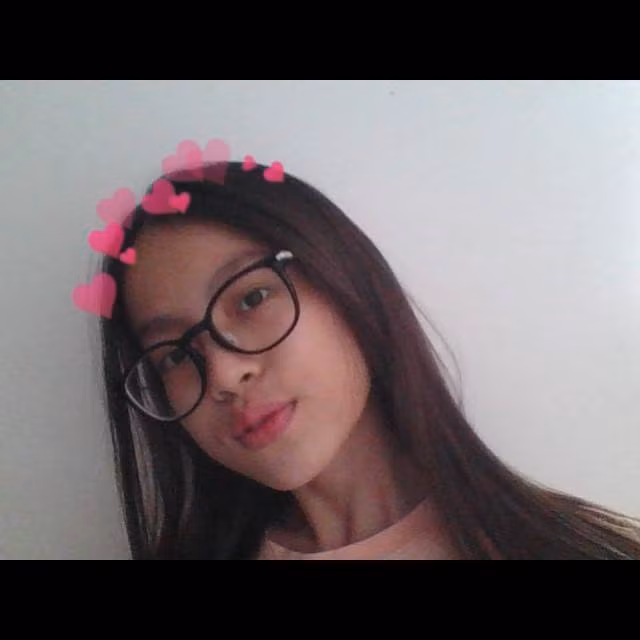 Có thể thấy, gương mặt của cô nàng ngày bé so với hiện tại có nhiều nét giống nhau, tuy nhiên ngũ quan không được sắc sảo như hiện tại. Thay vào đó, trông rất ngô nghê, đáng yêu.