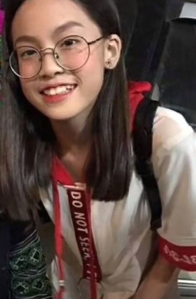 Mỹ Hàn mặc áo thun, cột tóc đơn giản và gây chú ý là cặp kính cận tròn chiểm nửa gương mặt.