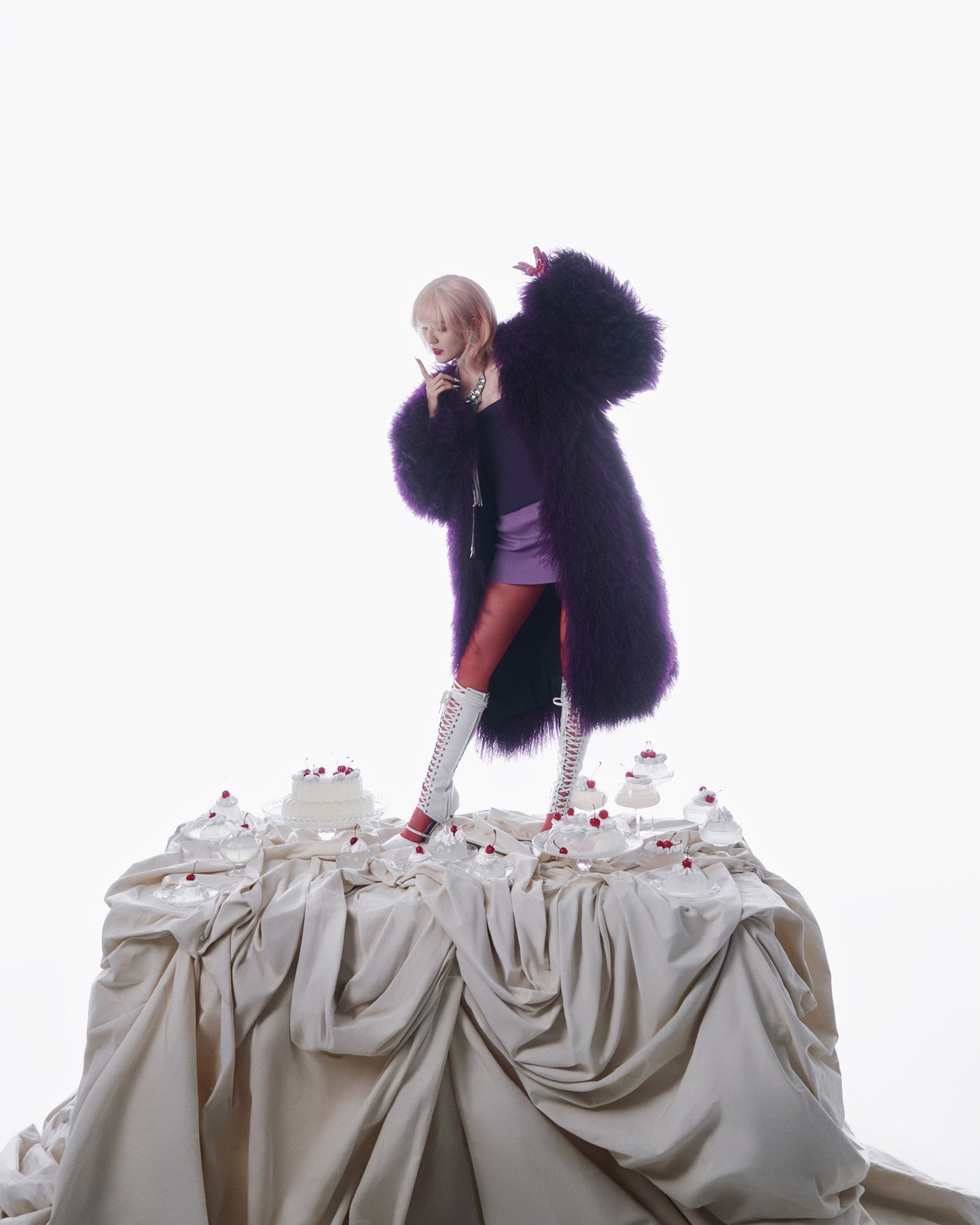 Vốn là một người mẫu ảnh, Hải Tú rất biết cách tạo dáng trước ống kính làm sao để khoe được vẻ đẹp hình thể.