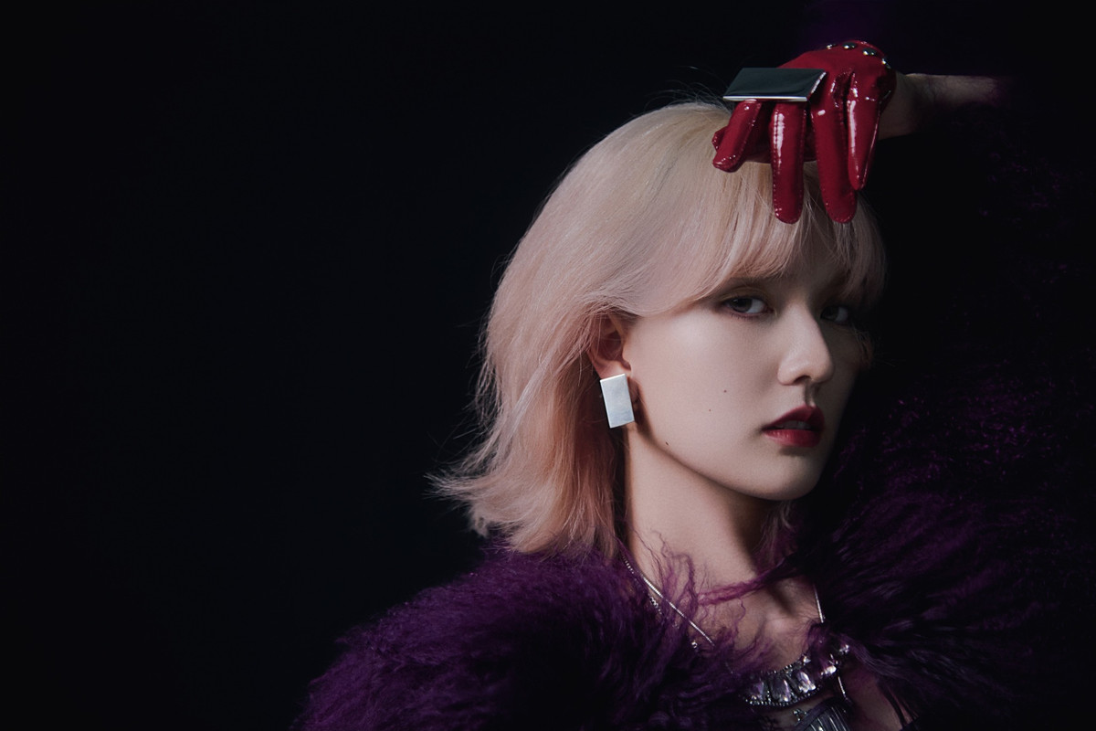 Trong loạt ảnh, Hải Túi có mái tóc ngắn ôm sát theo gương mặt, tóc được nhuộm màu bạc mới lạ, khác hẳn với mái tóc đen gắn liền với cô thời gian qua.