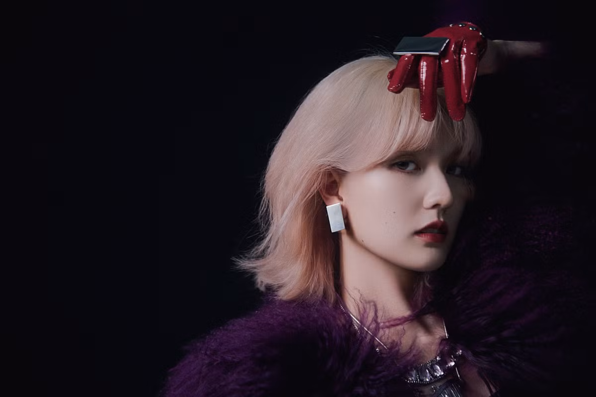 Trong loạt ảnh, Hải Túi có mái tóc ngắn ôm sát theo gương mặt, tóc được nhuộm màu bạc mới lạ, khác hẳn với mái tóc đen gắn liền với cô thời gian qua.