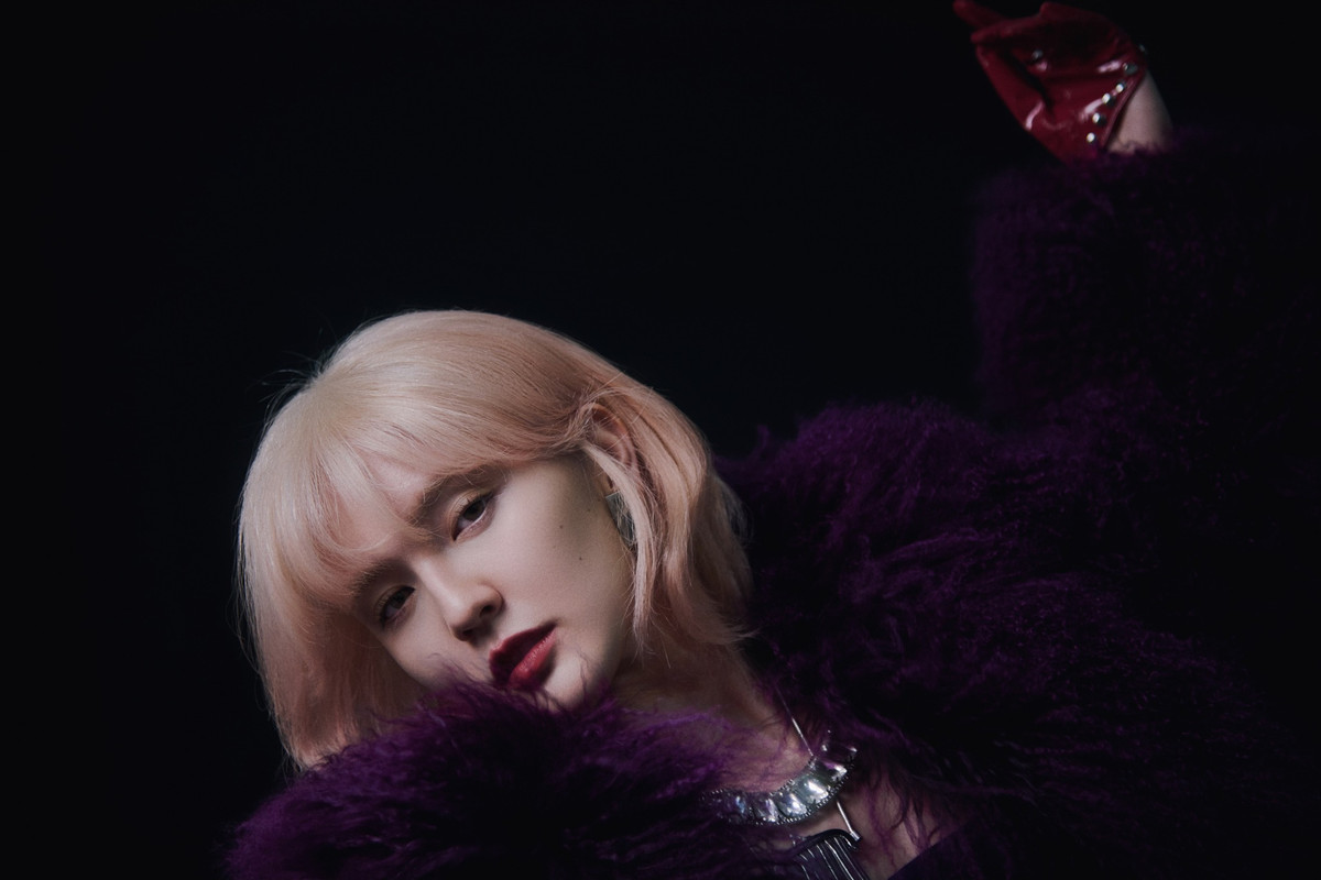 Cách chọn trang phục của Hải Tú cũng lạ lẫm không kém với tông màu tím chủ đạo gồm áo quây, chân váy ngắn và áo khoác lông.