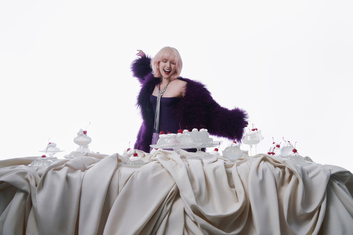 Góc ảnh đứng trên bàn để bánh sinh nhật khiến nhiều người liên tưởng ngay đến Sơn Tùng. Nam ca sĩ trong một số MV ca nhạc cũng có cách sắp xếp bố cục tương tự.