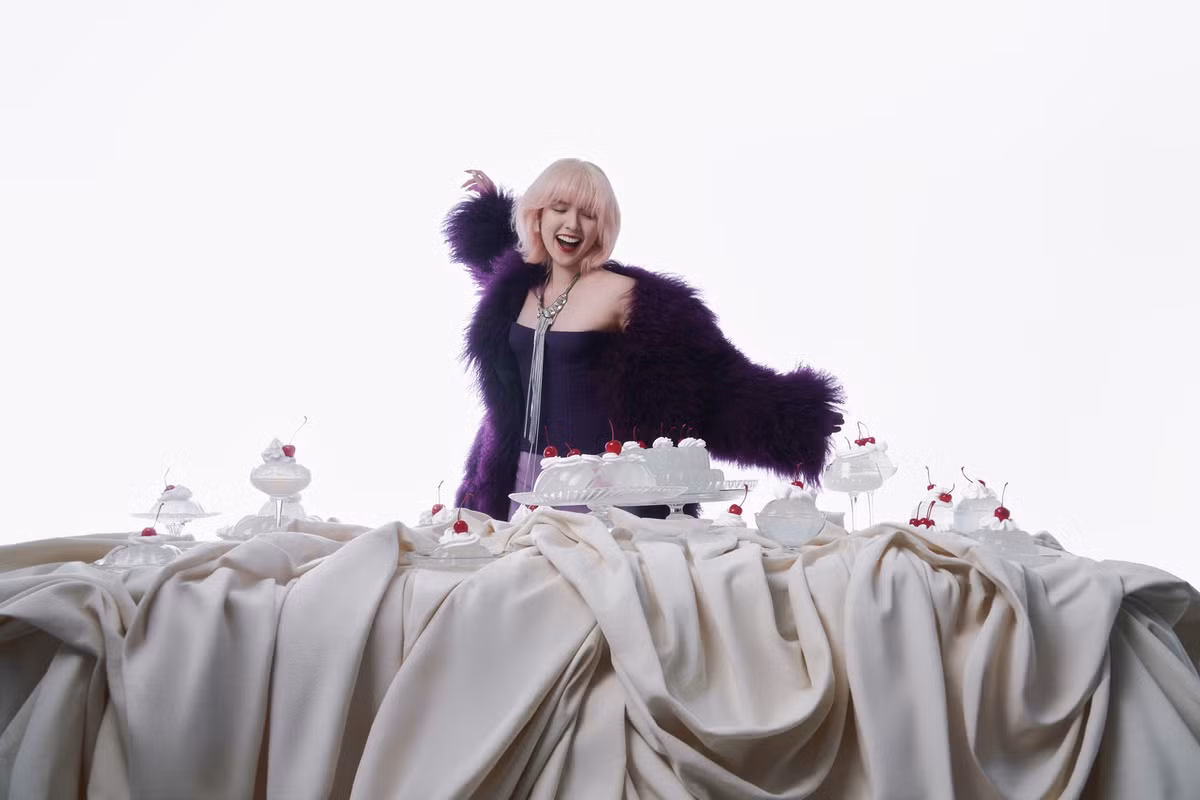 Góc ảnh đứng trên bàn để bánh sinh nhật khiến nhiều người liên tưởng ngay đến Sơn Tùng. Nam ca sĩ trong một số MV ca nhạc cũng có cách sắp xếp bố cục tương tự.