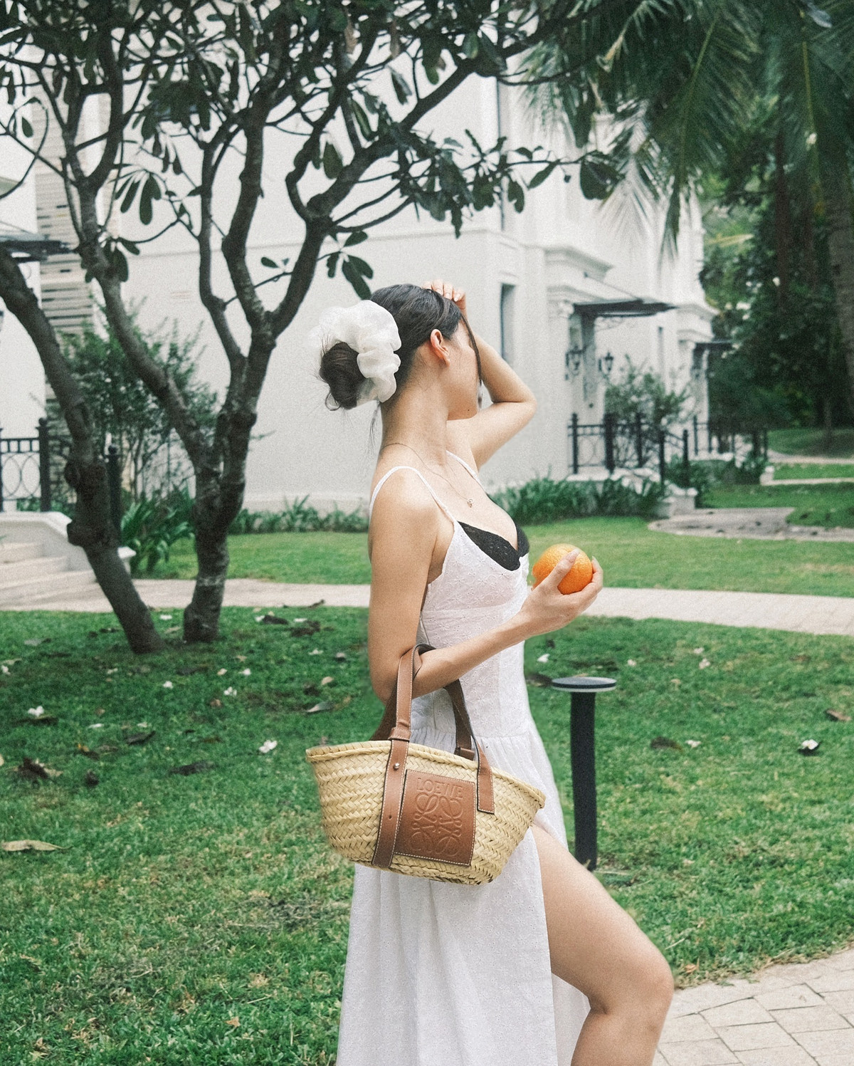 Phần cắt xẻ khéo léo chân váy giúp nàng hot girl Hà Thành một thời khoe được đôi chân nuột nà.