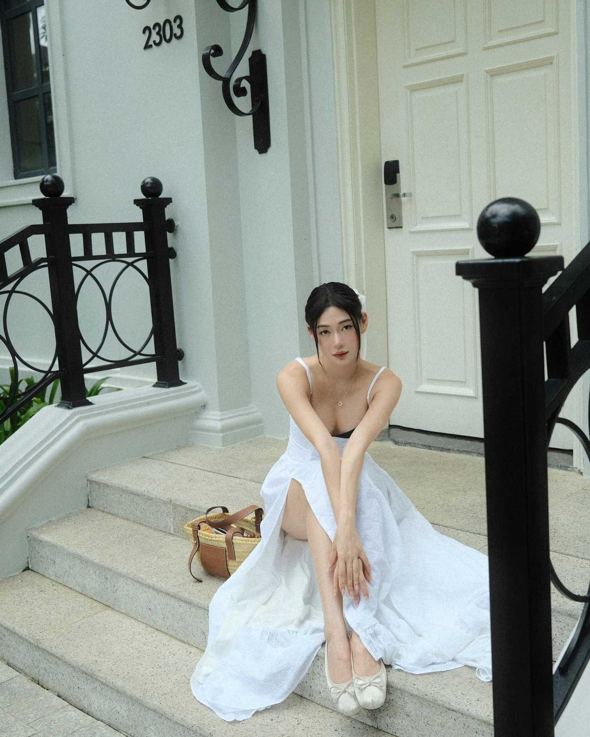 Trong loạt ảnh mới nhất, cô nàng diện thiết kế váy 2 dây màu trắng, khoe thân hình mảnh mai cùng bờ vai "móc áo" vạn người mơ ước.